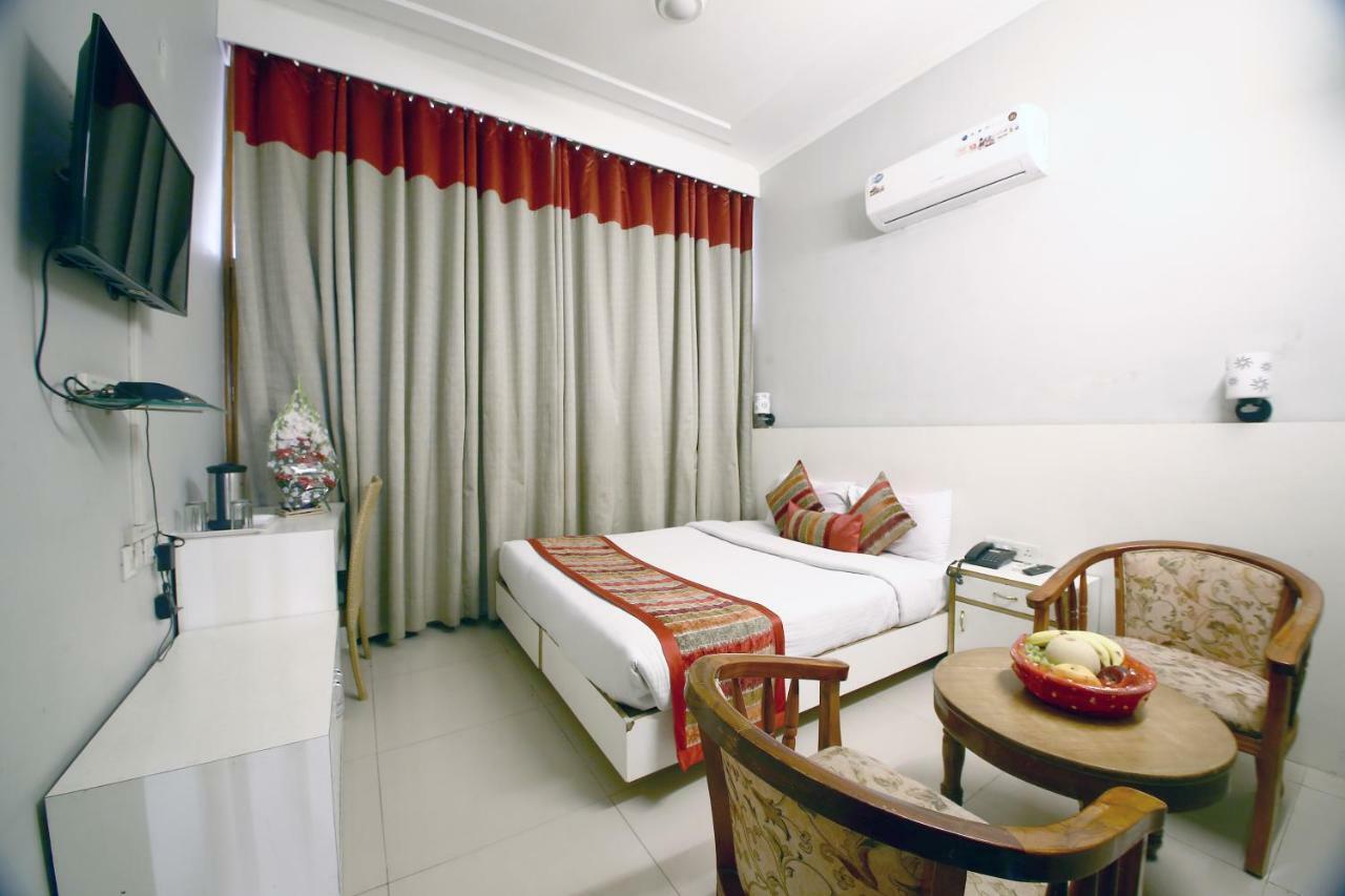 Hotel Diamond Plaza Chandīgarh Exterior foto