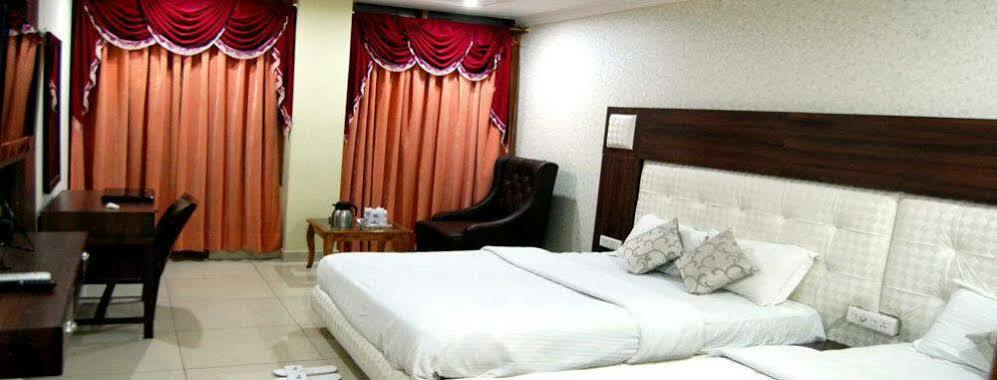 Hotel Diamond Plaza Chandīgarh Exterior foto